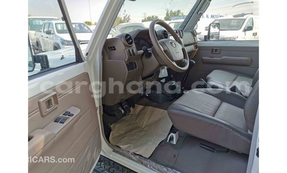 Sayi Imported Toyota Land Cruiser White Mota in Import - Dubai a Ashanti Sayi Imported Toyota Land Cruiser White Mota in Import - Dubai a Ashanti