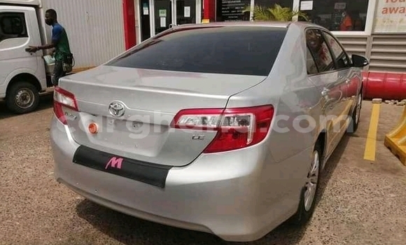 Ra Àlòkù Toyota Camry funfun Ọkọ̀ in Accra ni Greater Accra Ra Àlòkù Toyota Camry funfun Ọkọ̀ in Accra ni Greater Accra