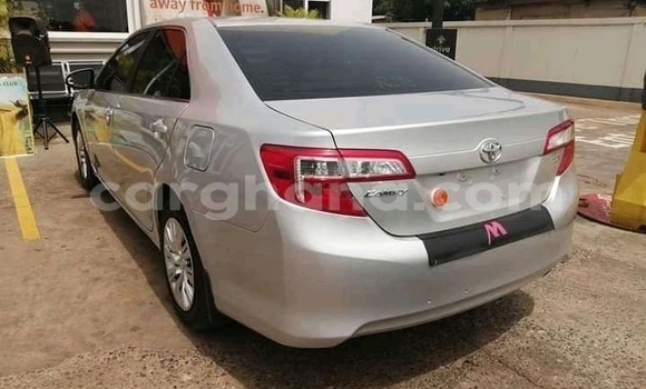 Ra Àlòkù Toyota Camry funfun Ọkọ̀ in Accra ni Greater Accra Ra Àlòkù Toyota Camry funfun Ọkọ̀ in Accra ni Greater Accra