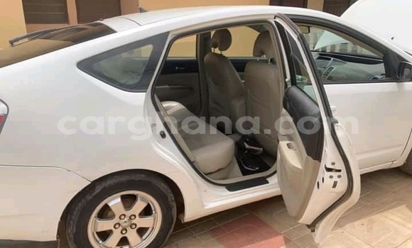Ra Àlòkù Toyota Prius funfun Ọkọ̀ in Accra ni Greater Accra Ra Àlòkù Toyota Prius funfun Ọkọ̀ in Accra ni Greater Accra