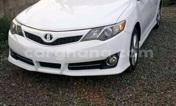 Sayi Na hannu Toyota Camry White Mota in Accra a Greater Accra