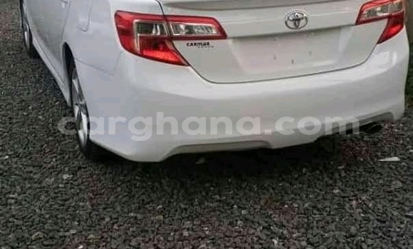 Ra Àlòkù Toyota Camry funfun Ọkọ̀ in Accra ni Greater Accra Ra Àlòkù Toyota Camry funfun Ọkọ̀ in Accra ni Greater Accra