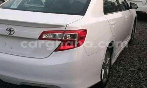 Ra Àlòkù Toyota Camry funfun Ọkọ̀ in Accra ni Greater Accra Ra Àlòkù Toyota Camry funfun Ọkọ̀ in Accra ni Greater Accra