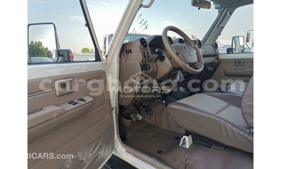 Sayi Imported Toyota Land Cruiser White Mota in Import - Dubai a Ashanti Sayi Imported Toyota Land Cruiser White Mota in Import - Dubai a Ashanti