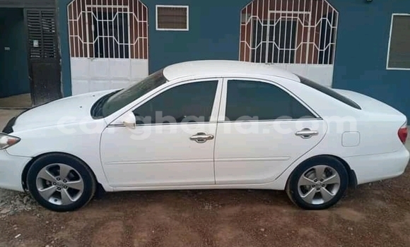 Ra Àlòkù Toyota Camry funfun Ọkọ̀ in Accra ni Greater Accra