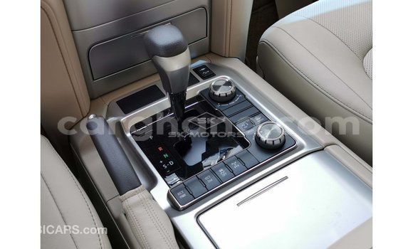 Sayi Imported Toyota Land Cruiser White Mota in Import - Dubai a Ashanti Sayi Imported Toyota Land Cruiser White Mota in Import - Dubai a Ashanti