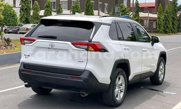 Ra Àlòkù Toyota RAV4 funfun Ọkọ̀ in Accra ni Greater Accra