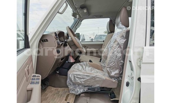 Sayi Imported Toyota Land Cruiser White Mota in Import - Dubai a Ashanti Sayi Imported Toyota Land Cruiser White Mota in Import - Dubai a Ashanti