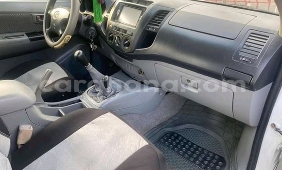 Sayi Na hannu Toyota Hilux White Mota in Accra a Greater Accra Sayi Na hannu Toyota Hilux White Mota in Accra a Greater Accra