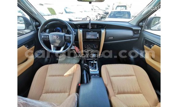 Sayi Imported Toyota Fortuner White Mota in Import - Dubai a Ashanti Sayi Imported Toyota Fortuner White Mota in Import - Dubai a Ashanti