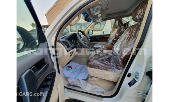 Sayi Imported Toyota Land Cruiser White Mota in Import - Dubai a Ashanti Sayi Imported Toyota Land Cruiser White Mota in Import - Dubai a Ashanti