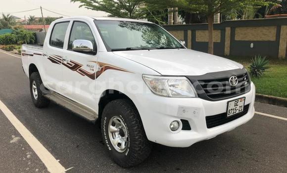 Ra Àlòkù Toyota Hilux funfun Ọkọ̀ in Accra ni Greater Accra