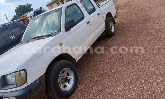 Ra Àlòkù Nissan Hardbody funfun Ọkọ̀ in Accra ni Greater Accra