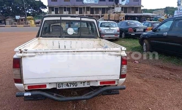 Sayi Na hannu Nissan Hardbody White Mota in Accra a Greater Accra Sayi Na hannu Nissan Hardbody White Mota in Accra a Greater Accra