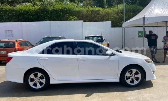 Ra Àlòkù Toyota Camry funfun Ọkọ̀ in Accra ni Greater Accra