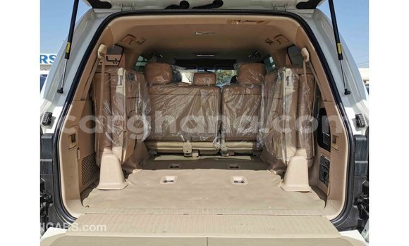 Sayi Imported Toyota Land Cruiser White Mota in Import - Dubai a Ashanti Sayi Imported Toyota Land Cruiser White Mota in Import - Dubai a Ashanti