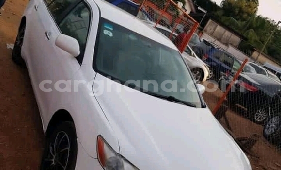 Ra Àlòkù Toyota Camry funfun Ọkọ̀ in Accra ni Greater Accra