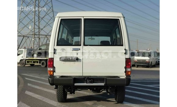 Sayi Imported Toyota Land Cruiser White Mota in Import - Dubai a Ashanti Sayi Imported Toyota Land Cruiser White Mota in Import - Dubai a Ashanti
