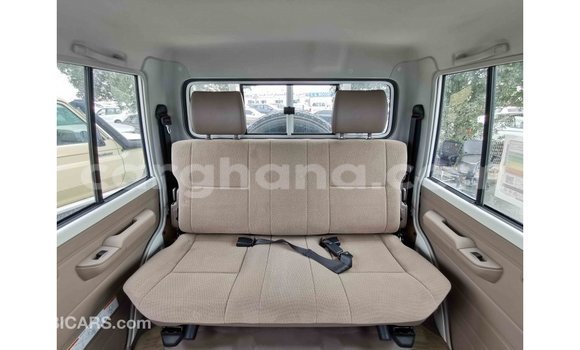 Buy Import Toyota Land Cruiser White Car in Import - Dubai in Ashanti Buy Import Toyota Land Cruiser White Car in Import - Dubai in Ashanti