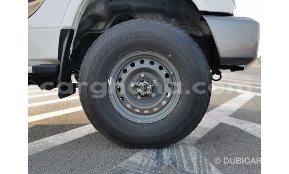 Sayi Imported Toyota Land Cruiser White Mota in Import - Dubai a Ashanti Sayi Imported Toyota Land Cruiser White Mota in Import - Dubai a Ashanti