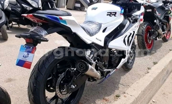 Sayi Na hannu Suzuki GSRX 600 White Motsi in Accra a Greater Accra Sayi Na hannu Suzuki GSRX 600 White Motsi in Accra a Greater Accra