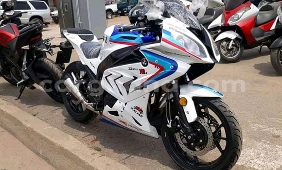 Sayi Na hannu Suzuki GSRX 600 White Motsi in Accra a Greater Accra Sayi Na hannu Suzuki GSRX 600 White Motsi in Accra a Greater Accra