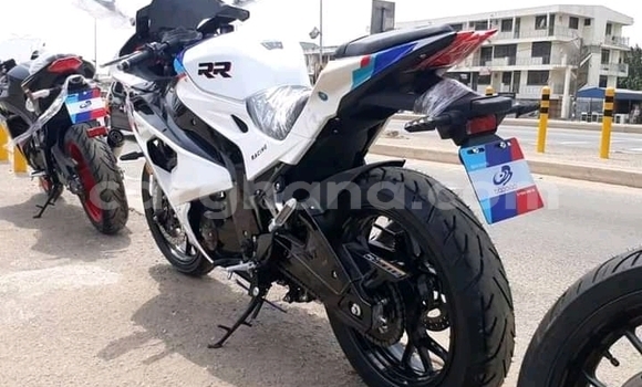 Sayi Na hannu Suzuki GSRX 600 White Motsi in Accra a Greater Accra Sayi Na hannu Suzuki GSRX 600 White Motsi in Accra a Greater Accra