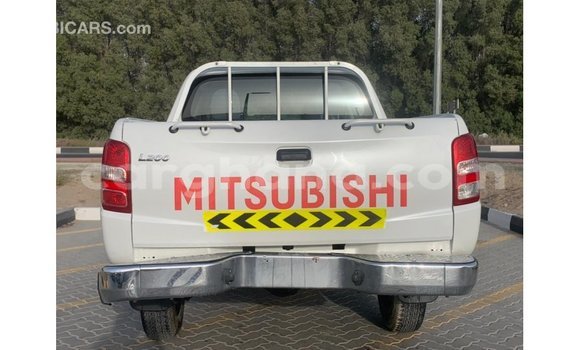Sayi Imported Mitsubishi L200 White Mota in Import - Dubai a Ashanti Sayi Imported Mitsubishi L200 White Mota in Import - Dubai a Ashanti