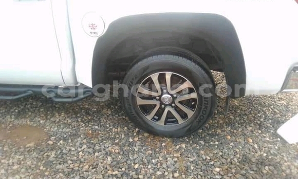 Sayi Na hannu Toyota Tundra White Mota in Accra a Greater Accra Sayi Na hannu Toyota Tundra White Mota in Accra a Greater Accra