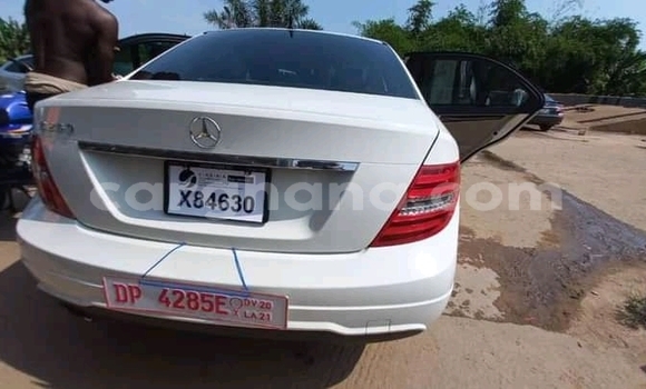 Ra Àlòkù Mercedes‒Benz 300CD funfun Ọkọ̀ in Accra ni Greater Accra Ra Àlòkù Mercedes‒Benz 300CD funfun Ọkọ̀ in Accra ni Greater Accra