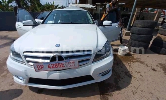 Ra Àlòkù Mercedes‒Benz 300CD funfun Ọkọ̀ in Accra ni Greater Accra Ra Àlòkù Mercedes‒Benz 300CD funfun Ọkọ̀ in Accra ni Greater Accra