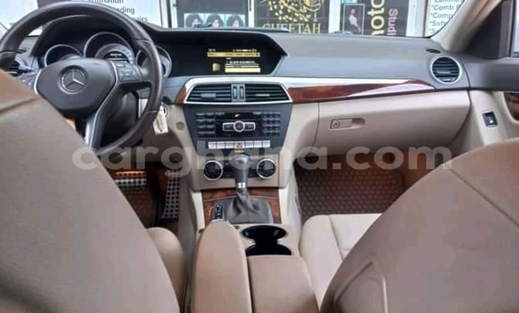 Ra Àlòkù Mercedes‒Benz 300CD funfun Ọkọ̀ in Accra ni Greater Accra Ra Àlòkù Mercedes‒Benz 300CD funfun Ọkọ̀ in Accra ni Greater Accra