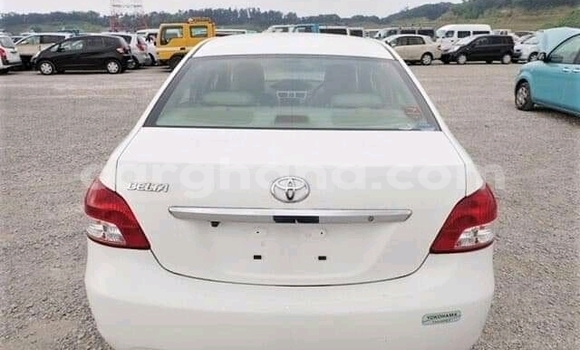 Ra Àlòkù Toyota Belta funfun Ọkọ̀ in Accra ni Greater Accra Ra Àlòkù Toyota Belta funfun Ọkọ̀ in Accra ni Greater Accra