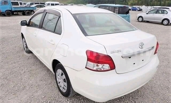 Ra Àlòkù Toyota Belta funfun Ọkọ̀ in Accra ni Greater Accra Ra Àlòkù Toyota Belta funfun Ọkọ̀ in Accra ni Greater Accra