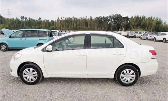 Ra Àlòkù Toyota Belta funfun Ọkọ̀ in Accra ni Greater Accra Ra Àlòkù Toyota Belta funfun Ọkọ̀ in Accra ni Greater Accra