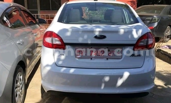 Ra Àlòkù Ford Fiesta funfun Ọkọ̀ in Accra ni Greater Accra Ra Àlòkù Ford Fiesta funfun Ọkọ̀ in Accra ni Greater Accra