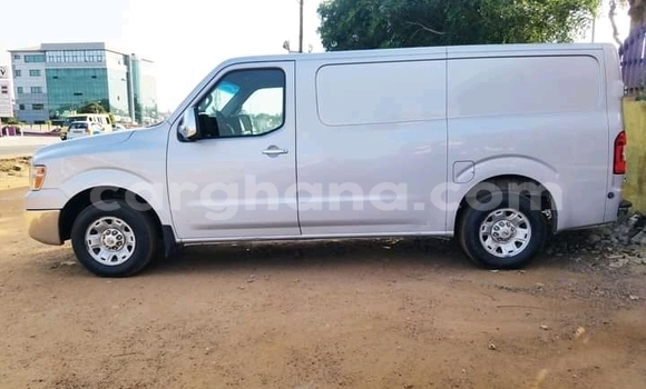 Ra Àlòkù Nissan NV350 Caravan funfun Ọkọ̀ in Accra ni Greater Accra