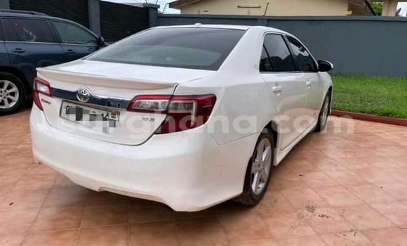 Sayi Na hannu Toyota Camry White Mota in Accra a Greater Accra Sayi Na hannu Toyota Camry White Mota in Accra a Greater Accra