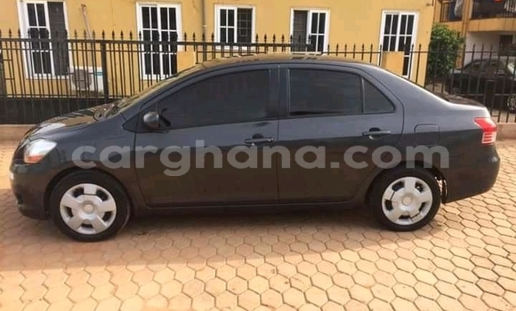 Sayi Na hannu Toyota Yaris Black Mota in Accra a Greater Accra