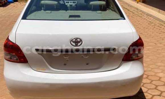 Ra Àlòkù Toyota Yaris funfun Ọkọ̀ in Sekondi–Takoradi Metropolitan ni Oorun