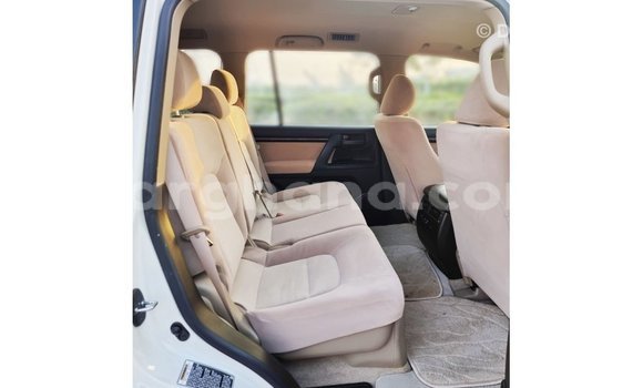 Sayi Imported Toyota Land Cruiser White Mota in Import - Dubai a Ashanti Sayi Imported Toyota Land Cruiser White Mota in Import - Dubai a Ashanti