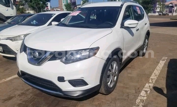 Ra Àlòkù Nissan Rogue funfun Ọkọ̀ in Tema ni Greater Accra Ra Àlòkù Nissan Rogue funfun Ọkọ̀ in Tema ni Greater Accra