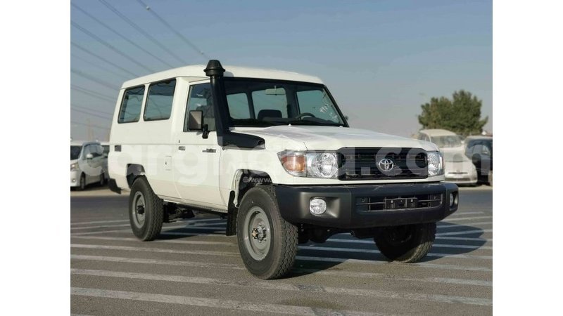 Big with watermark toyota land cruiser ashanti import dubai 33010