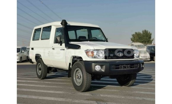 Ra Imported Toyota Land Cruiser funfun Ọkọ̀ in Import - Dubai ni Ashanti