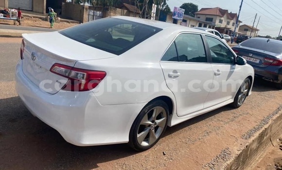 Ra Àlòkù Toyota Camry funfun Ọkọ̀ in Accra ni Greater Accra