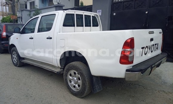 Ra Àlòkù Toyota Hilux funfun Ọkọ̀ in Sekondi–Takoradi Metropolitan ni Oorun