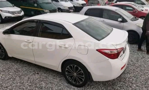 Sayi Na hannu Toyota Corolla White Mota in Accra a Greater Accra