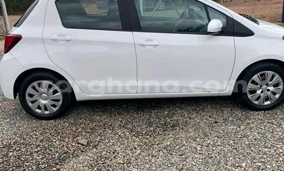 Sayi Na hannu Toyota Yaris White Mota in Accra a Greater Accra