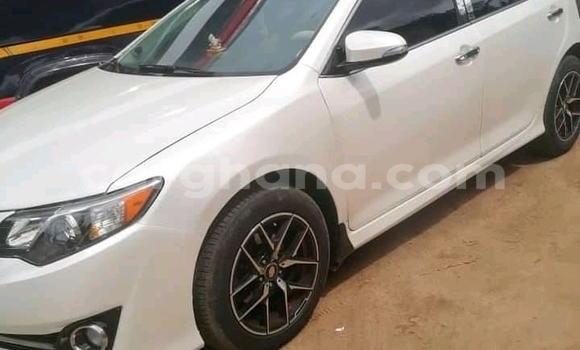 Ra Àlòkù Toyota Camry funfun Ọkọ̀ in Accra ni Greater Accra Ra Àlòkù Toyota Camry funfun Ọkọ̀ in Accra ni Greater Accra