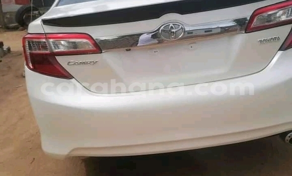 Ra Àlòkù Toyota Camry funfun Ọkọ̀ in Accra ni Greater Accra Ra Àlòkù Toyota Camry funfun Ọkọ̀ in Accra ni Greater Accra